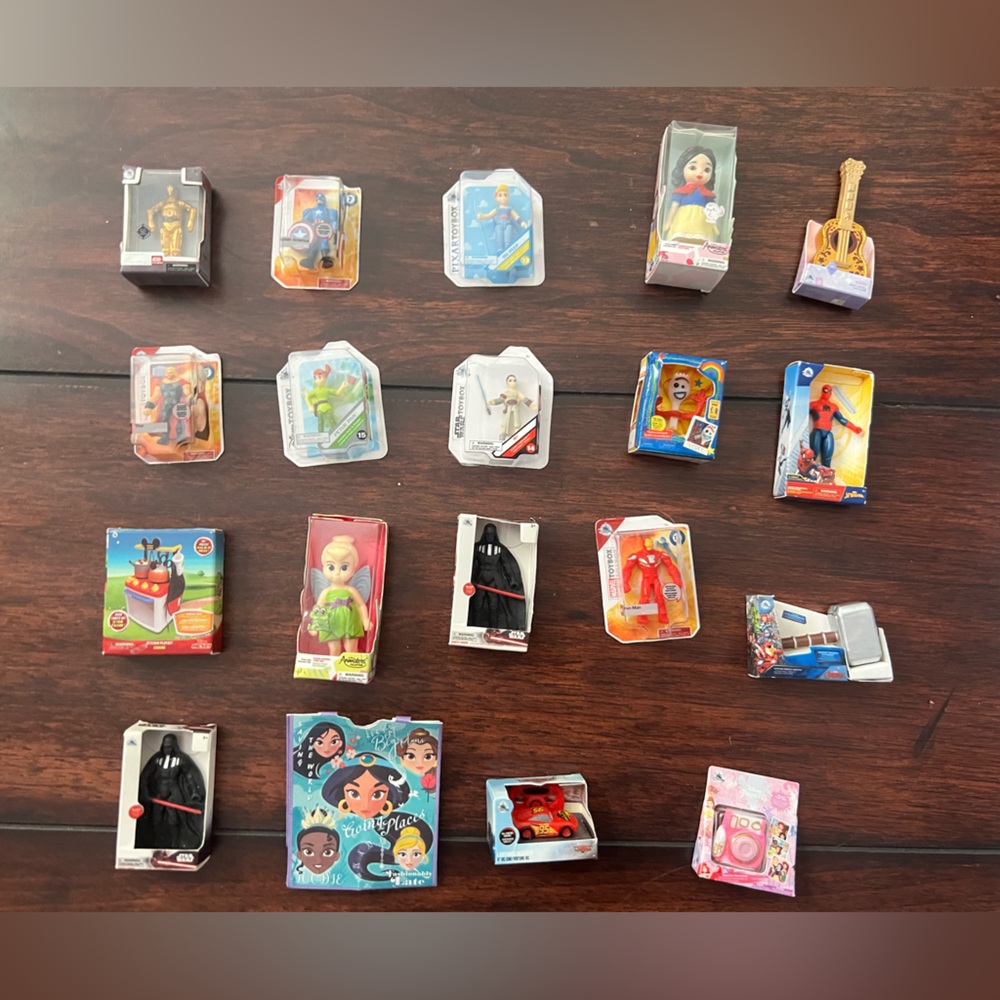 Mini Brands Disney Store with 18 mini figures and bag.
